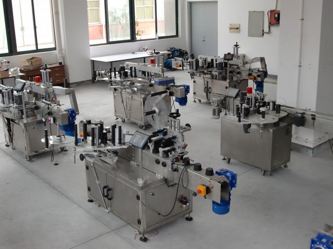 Sticla pătrată, dublă, orizontală, etichetată, pe un recipient regulat sau ilegal