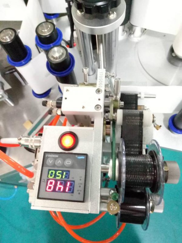 Etichetă automată automată de etichetare laterală Doubel cu dispozitiv de paginare și mașină de codificare