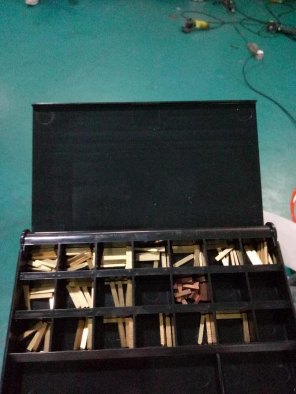 Etichetă automată automată de etichetare laterală Doubel cu dispozitiv de paginare și mașină de codificare