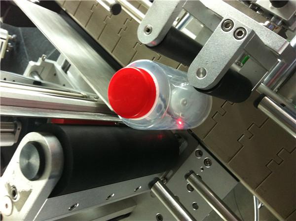 Mașină de etichetare a autocolantului pentru sticlă rotundă Pawpaw / Guava pentru câmpul de băuturi