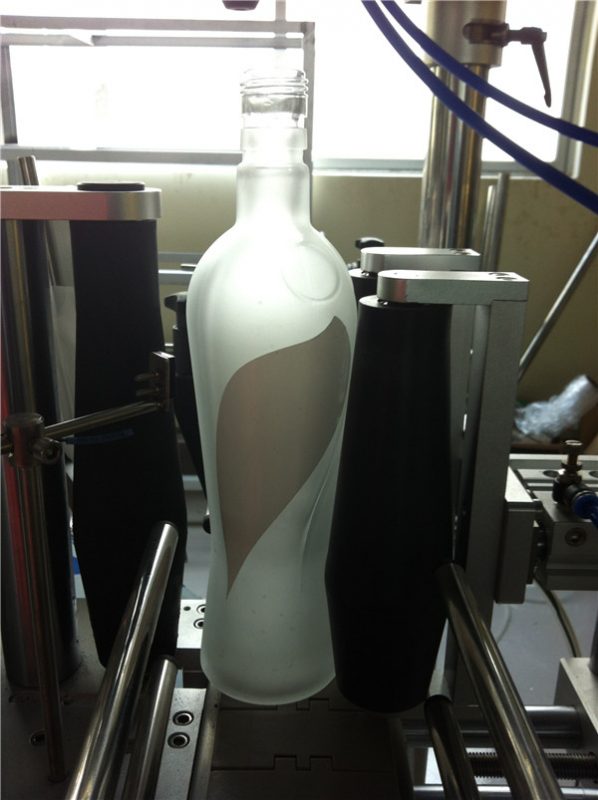 Tipul de acționare electrică a mașinii de etichetare a autocolantelor pentru sticle rotunde din industria băuturilor