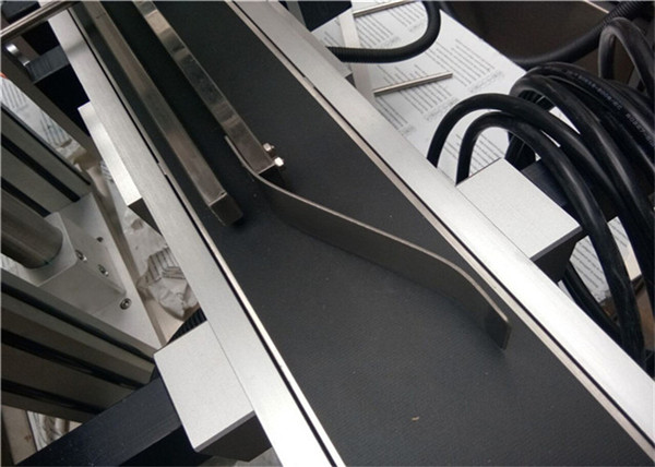 Mașină de etichetare superioară pentru pungă de plastic / cutie de carton / sac de mască