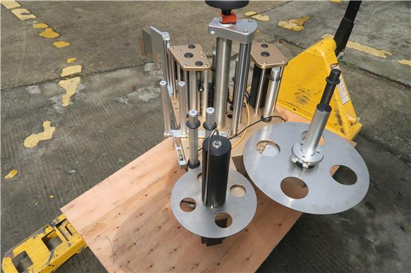 Etichetă rotativă pentru sticle rotunde cu sistem de mașini de etichetare a vaselor rotative