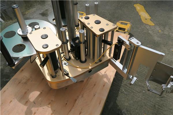 Mașină de etichetat autocolant rotativ de mare viteză cu funcție de rotație