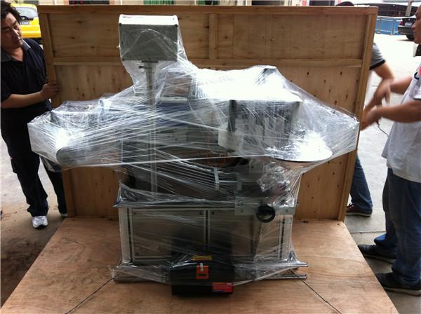 Aplicator de etichetă autocolant de viteză de 45 m / min pentru sticle de apă pătrate / rotunde / plate