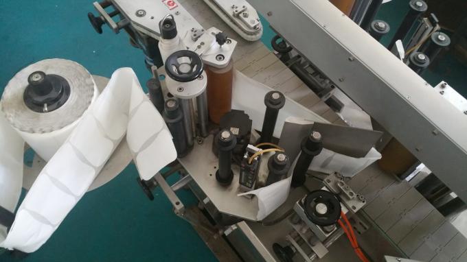 Mașină aplicatoare de autocolante cu sticlă pătrată de 25 kg, mașină de etichetare cu sticle de alimentare viteză stabilă