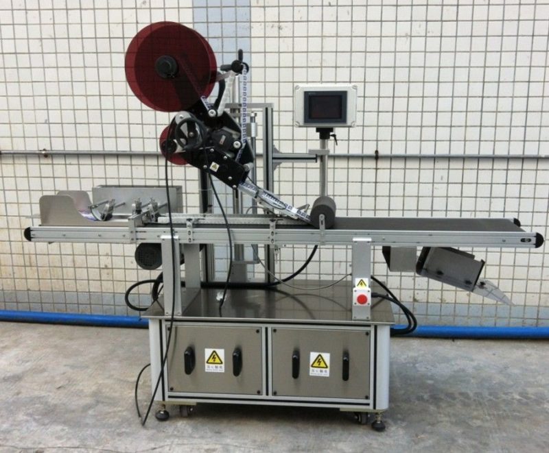 China Mașină de etichetare de top pentru mască / cutie de carton / saci de hârtie, aplicator de etichetă de suprafață plană furnizor