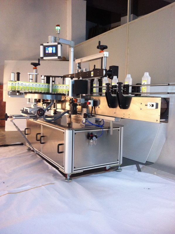 China Mașină de etichetare a sticlelor pătrate pentru băuturi furnizor de etichetare cu autocolant dublu față