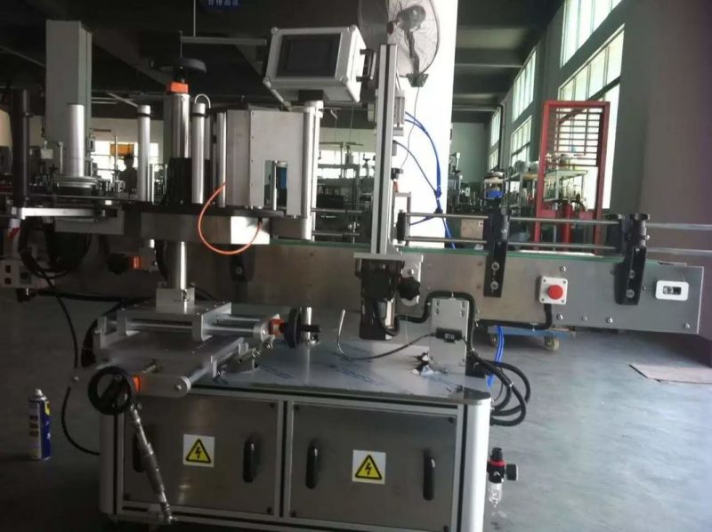 China Suc de fructe / legume Mașină de etichetare a autocolantului pentru sticlă rotundă pentru industria băuturilor furnizor