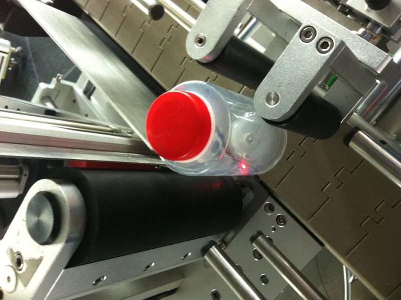 China industria băuturilor sticlă rotundă etichetă autocolant tip mașină de acționare electrică furnizor