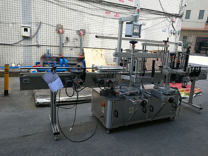 Trei etichete Mașină de etichetare autoadezivă Tensiune 110V / 380V